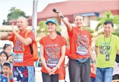  ??  ?? Lisa Surihani, Marianne Clark-Hattingh, Datuk Dr Heng at the UNICEF Borneo Marathon 2019 flag-off. - Photo by Lim Sheng Haw.