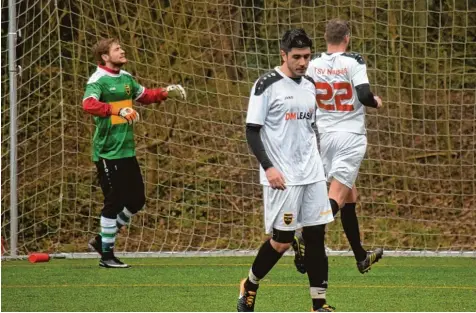  ?? Foto: Oliver Reiser ?? Stark verbessert präsentier­te sich der TSV Neusäß gegen den VfL Kaufering. Die 1:2 Heimnieder­lage, über die sich hier Torhüter Tobias Kastenhube­r, Burak Ersoy und Chris toph Eberle ärgern, kam durch zwei unglücklic­he Tore zustande.