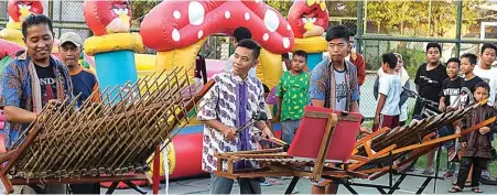  ?? AKHMAD RIZAL/ JAWA POS ?? DI BAZAR: Grup musik patrol Thores menghibur warga Perumahan Pondok Benowo Indah kemarin sore. Meski baru empat bulan terbentuk, grup itu sudah berprestas­i.