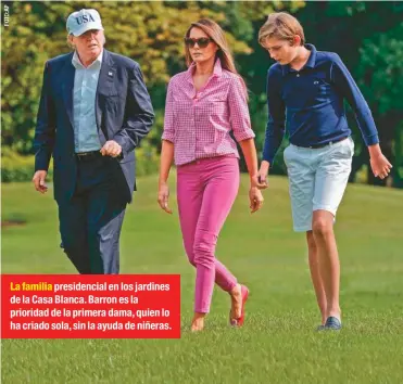  ??  ?? La familia presidenci­al en los jardines de la Casa Blanca. Barron es la prioridad de la primera dama, quien lo ha criado sola, sin la ayuda de niñeras.