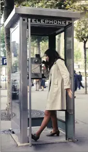  ??  ?? Paris, années 60. Sous les pavés, la plage ! Et dans la rue, une nouvelle intimité.