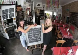  ??  ?? Brigitte et Isabelle, du Bistrot Broc, dans la salle refaite entièremen­t. Elle avait été ravagée par l’inondation.