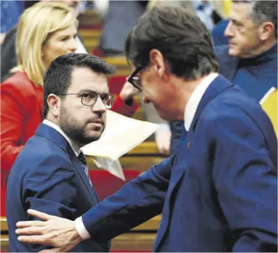  ?? Quique García / Efe ?? Pere Aragonès i Salvador Illa parlen al Parlament, el novembre passat.