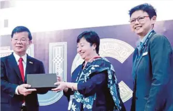  ?? PIC BY RAMDZAN MASIAM ?? Penang Chief Minister Chow Kon Yeow (left) presenting a memento to UnescoJaka­rta, Indonesia Cultural Unit chief Moe Chiba during the Internatio­nal Conference on Managing Urban Cultural Heritage in George Town yesterday.