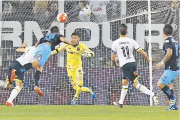  ?? FOTO: AGENCIAUNO ?? El cabezazo de Hernán Lopes, el segundo gol de Iquique.