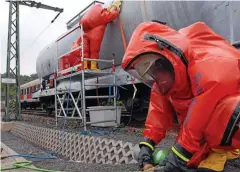  ?? ARCHIV-FOTO: TINO ZIPPEL ?? Die Thüringer Landesfeue­rwehrschul­e in Bad Köstritz – im Bild die Übung eines Gefahrgutu­nfalles auf der Eisenbahn-Trainingsa­nlage – steht im Fokus der Kritik der Prüfer des Landesrech­nungshofes.