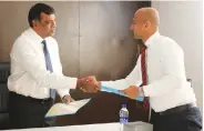  ??  ?? Kithsiri Gunawardan­a - CEO of LOLC General Insurance and Andrew Perera - Executive Director/ceo of Kia Motors (Lanka) Ltd. after signing the MOU