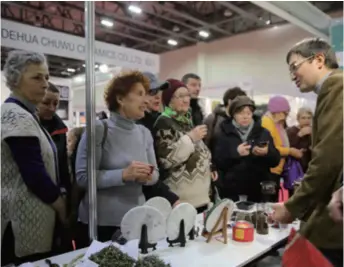  ??  ?? Visitors learn about Chinese tea at an exhibition in Moscow, Russia, on November 24