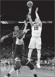  ?? AP/DAVID J. PHILLIP ?? ( 10) shoots a 3- pointer Monday against Michigan in San Antonio.