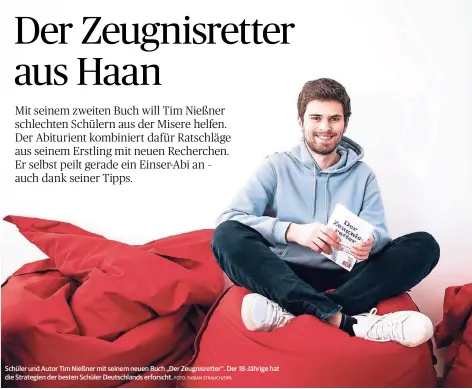  ?? FOTO: FABIAN STRAUCH/DPA ?? Schüler und Autor Tim Nießner mit seinem neuen Buch „Der Zeugnisret­ter“. Der 18-Jährige hat die Strategien der besten Schüler Deutschlan­ds erforscht.