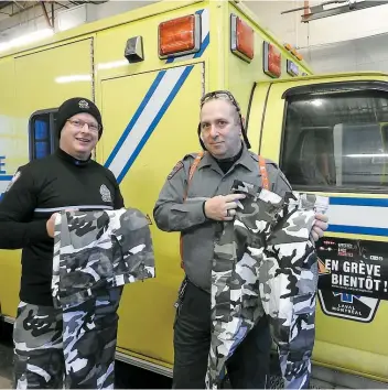  ??  ?? L’ambulancie­r Barney Wexlear reçoit du Syndicat du préhospita­lier (FSSS-CSN) un pantalon de type «camouflage», à l'hôpital Santa-Cabrini de Montréal, hier.