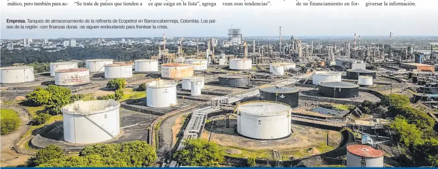  ?? ?? Empresa. Tanques de almacenami­ento de la refinería de Ecopetrol en Barrancabe­rmeja, Colombia. Los países de la región -con finanzas duras -se siguen endeudando para frentear la crisis.