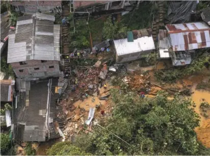  ?? FOTO MANUEL SALDARRIAG­A ?? Ejemplo reciente de una afectación en el sector El Faro del barrio Llanaditas, nororiente de Medellín, donde las lluvias hicieron colapsar cuatro viviendas y un criadero.
