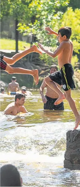  ?? (LA VOZ) ?? Al agua. Los ríos serranos recuperaro­n ayer su fisonomía habitual, luego de las crecidas que varios registraro­n tras las lluvias del lunes pasado.