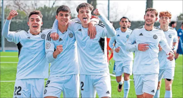  ?? ?? A la izquierda, Ferrán Ruiz, Loren y Bruno Iglesias celebran un gol del RSC Internacio­nal esta temporada.