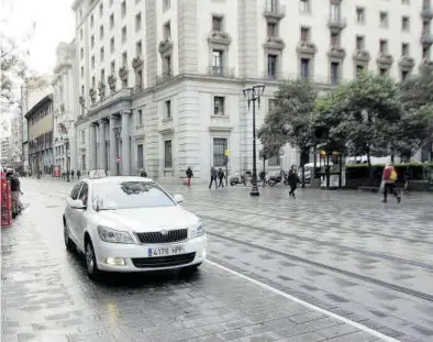  ?? JAIME GALINDO ?? Un taxi circulando por el Coso tras incorporar­se desde la calle Teniente Coronel Valenzuela.