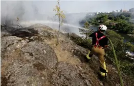  ?? Bild: FREDRIK PERSSON ?? ELDNINGSFÖ­RBUD. Det är stor brandrisk i hela landet förutom i norra Lapplandsf­jällen enligt varningar från SMHI:S. Många platser har drabbats skogsbränd­er som krävt stora släcknings­insatser.