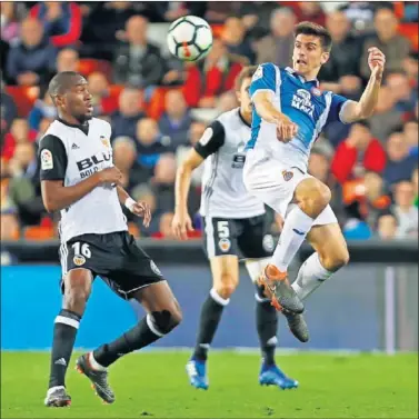  ??  ?? DE PEGA. Gerard Moreno llegó a marcar en Mestalla, pero el árbitro lo anuló por presunto fuera de juego.