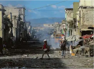  ?? Chandan Khanna - 20.dez.19/afp ?? Rua na região central de Porto Príncipe, capital do Haiti, tomada por gangues; mais de 600 sequestros foram registrado­s neste ano