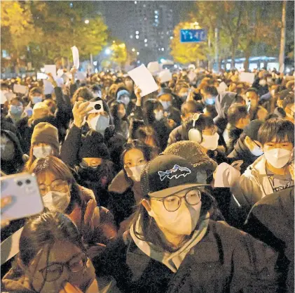  ?? AFP ?? Protestas. Una multitud se reunió ayer en Beijing en una marcha contra la estrategia del “Cero Covid”.