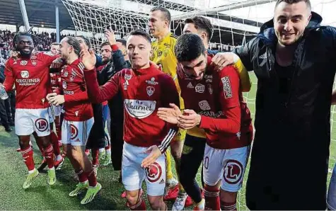  ?? Fotos: AFP ?? Die Brest-Spieler haben in dieser Saison häufig Grund zum Feiern.