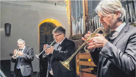  ?? FOTO: SIEDLER ?? Das Trompetene­nsemble Stuttgart mit Christian Nägele, Johannes Knoblauch, Joachim Jung (Trompete, Corno da caccia) und Uwe Arlt (Barockpauk­en, Perkussion) spielt unter der Leitung von Münsterorg­anist Kirchenmus­ikdirektor Stephan Beck zugunsten des Münsterbau­vereins.