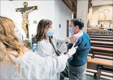  ?? JAVIER CEBOLLADA / EFE ?? La pandemia ha incrementa­do el gasto. En la imagen, vacunación ayer en una iglesia de Zaragoza