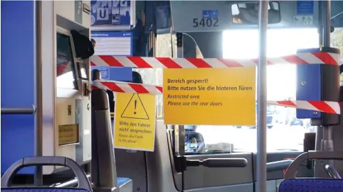  ?? Foto: imago images/Michael Westermann ?? Improvisie­rter Sicherheit­sbereich für den Busfahrer