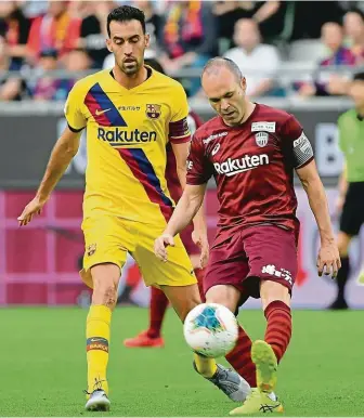  ?? FOTO ČTK ?? Proti svým. Před dvěma týdny se Kóbe utkalo s Barcelonou (0:2), za niž Iniesta (v červeném) odehrál 674 duelů.