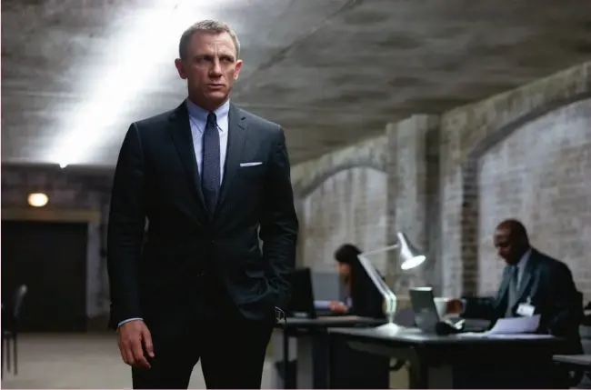  ?? ?? Costume designer Jany Temine opted to out t Daniel Craig’s Bond character in a dapper Tom Ford dinner suit for a key “Spectre” scene.