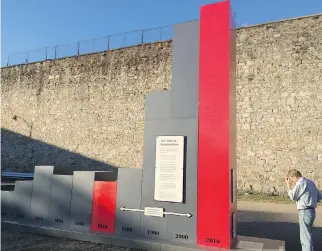  ?? D AV I D B R O WN/ WA S H I NG T O N P O S T ?? A sculptural graph shows U. S. rates of imprisonme­nt over time, with big increases in 1990 and 2000. The display is in the prison yard of Eastern State Penitentia­ry.