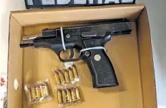  ??  ?? Una pistola calibre 9 milímetros también les decomisaro­n.