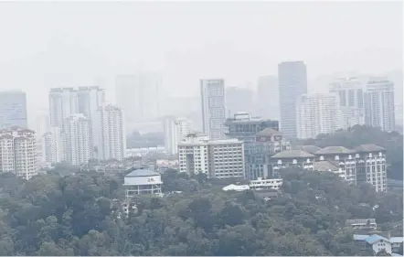  ??  ?? Greyish shroud: Haze blanketing part of the Klang Valley.