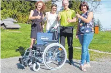  ?? FOTO: INVACARE ?? Die Isnyer Firma Invacare hat einen Rollstuhl für den Scheidegge­r Naturerleb­nispark gesponsert.