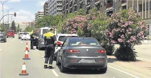  ?? POLICÍA LOCAL ?? Control de drogas y de alcoholemi­a, a plena luz del día, en un carril de la avenida de Cesáreo Alierta.