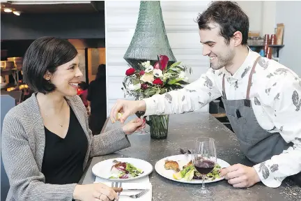  ?? MARIE-FRANCE COALLIER ?? Julie Assaly-Gauthier admits she is shy to cook for boyfriend Frédéric St-Aubin, chef at Moleskine.