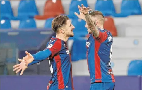  ?? EFE ?? Roger y Bardhi celebran el tanto del Levante ante el Villarreal