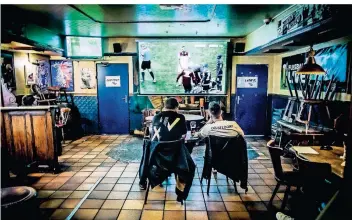  ?? FOTO: ANNE ORTHEN ?? Gemeinsam einsam: Nur wenige Fortuna-Fans schauten das Spiel ihrer Mannschaft in der Düsseldorf­er Altstadt. Richtige Stimmung kam in den wenigsten Restaurant­s auf.