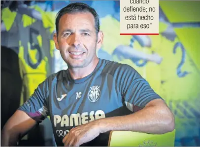  ??  ?? Javi Calleja, entrenador del Villarreal, posa para AS en una sala de la Ciudad Deportiva del club.