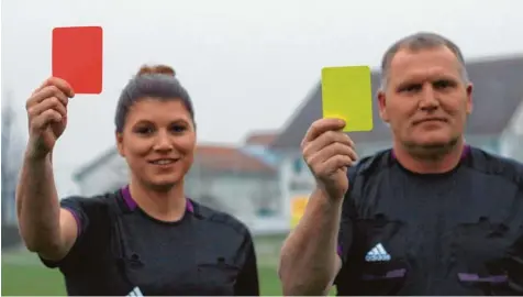  ?? Symbolfoto: Florian Ankner ?? Die Gelb Rote Karte (hier gezeigt von den Schiedsric­htern Barabara und Ulrich Karmann von der Schiedsric­htergruppe Neuburg) könnte für die Amateurfuß­baller möglicher weise bald eine Sperre nach sich ziehen. Auf der Kreisspiel­leitertagu­ng in Bad Gögging...