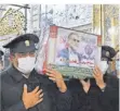  ?? FOTO: IRANIAN DEFENSE MINISTRY/DPA ?? Der Sarg des ermordeten Atomphysik­ers Fachrisade­h wird zu Grabe getragen.