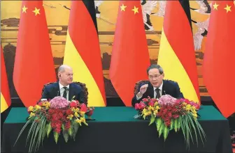  ?? WANG ZHUANGFEI / CHINA DAILY ?? Premier Li Qiang (right) and German Chancellor Olaf Scholz attend a joint news conference in Beijing on Tuesday after they held talks and met with Chinese and German entreprene­urs at a symposium.