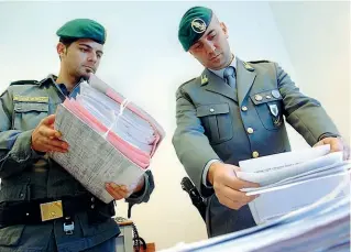  ??  ?? I documenti L’indagine della Guardia di finanza si basa su numerosi appunti e atti sequestrat­i negli uffici degli indagati e sulle intercetta­zioni