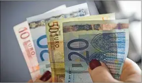  ??  ?? Le surplus d’épargne lié à la crise du Covid-19 dépasse 100 milliards d’euros.