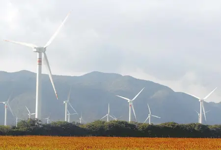  ?? /CUARTOSCUR­O ?? La Central de Energía Eólica Parques Ecológicos de México, de Iberdrola, en Juchitán, Oaxaca