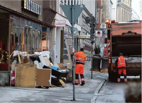  ?? Foto: Annette Zoepf ?? Die Stadt sammelt Sperrmüll getrennt nach Materialie­n ein. Wird er vorher durchwühlt, ist das schwierig.