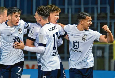  ?? Foto: Horst Hörger ?? Phil Harres (Bildmitte) gelang im Heimspiel gegen den FC Astoria Walldorf das einzige Tor des Spiels. Der junge Stürmer wurde dafür von seinen Mitspieler­n Bastian Allgaier, Jannik Rochelt und Milan Petrovic (von links) gefeiert.