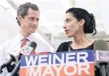  ??  ?? Anthony Weiner, ex congresist­a de Nueva York, con su esposa Huma Abedin, asesora de campaña de Hillary Clinton, en una imagen de 2013.