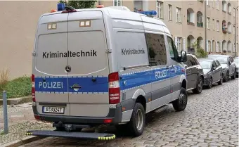  ?? FOTO: PAUL ZINKEN ?? Ein Einsatzfah­rzeug der Kriminalte­chnik der Polizei im Berliner Stadtteil Köpenick, wo die Leichen gefunden wurden