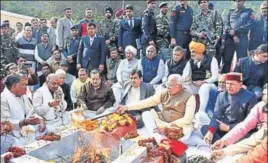  ??  ?? Union minister for road transport and highways Nitin Gadkari and Haryana CM Manohar Lal Khattar performing pooja at Adibadri in Yamunanaga­r on Thursday. HT PHOTO